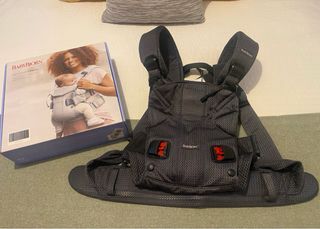 Mochila de porteo color Antracita marca Babybjörn.