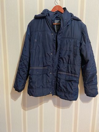 Cazadora infantil con capucha azul. Talla 16