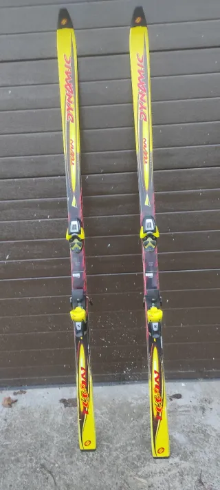 Esquís Dynastar con fijaciones Salomon