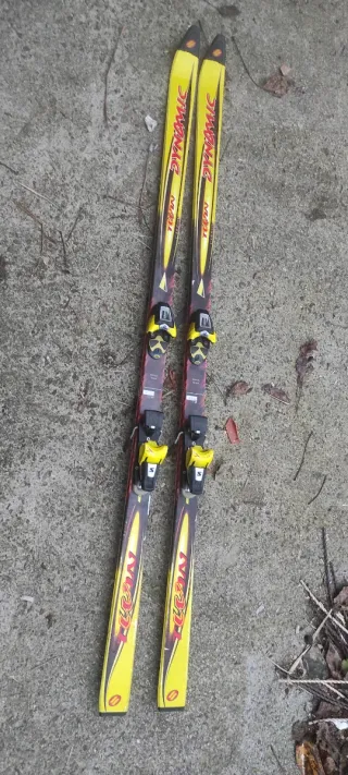 Esquís Dynastar con fijaciones Salomon