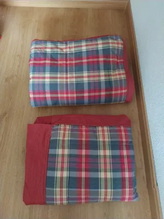 Cojines de cuadros rojos y azules