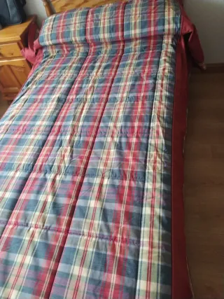 Cojines de cuadros rojos y azules