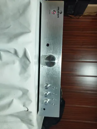 Amplificador auna plata y negro