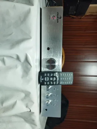 Amplificador auna plata y negro