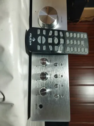 Amplificador auna plata y negro