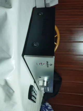 Amplificador auna plata y negro