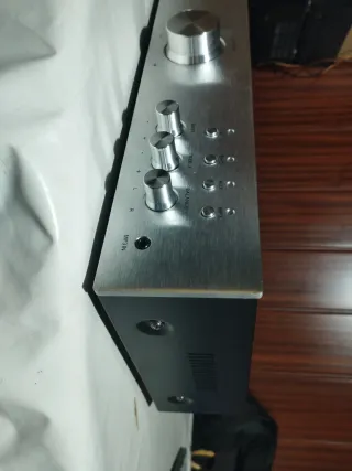 Amplificador auna plata y negro