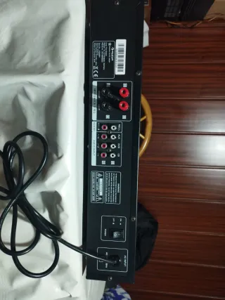 Amplificador auna plata y negro