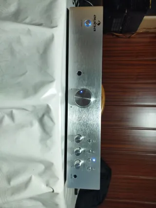 Amplificador auna plata y negro