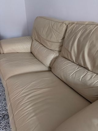 Sofá de 2 plazas de piel beige