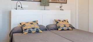 Cojín decorativo tela gris y amarillo