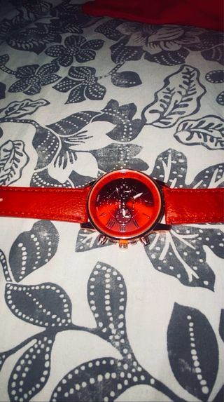 Reloj moderno dorado y rojo