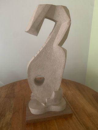 Escultura de piedra tallada a mano