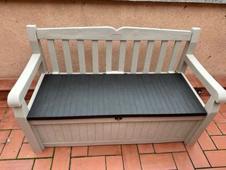Banco de jardín con almacenaje beige.
