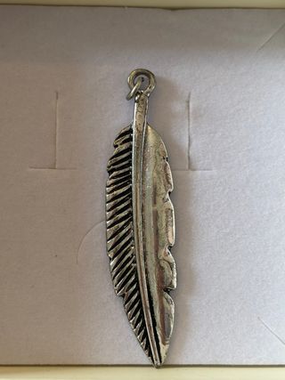 Abalorio Pluma Plateada