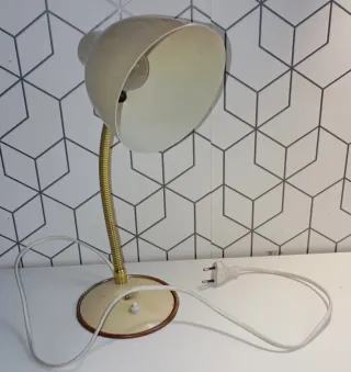 Lámpara de escritorio vintage beige y dorada