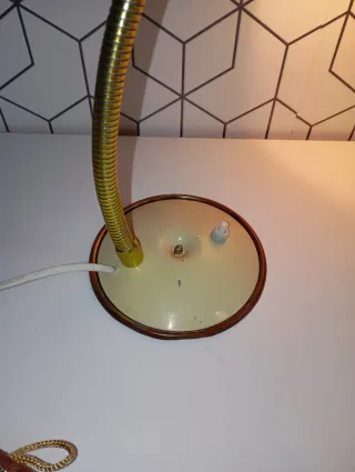 Lámpara de escritorio vintage beige y dorada