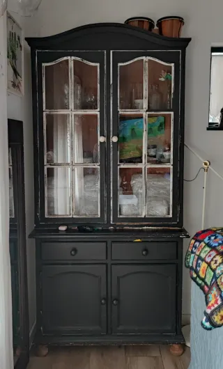 Vitrina de madera y cristal negra
