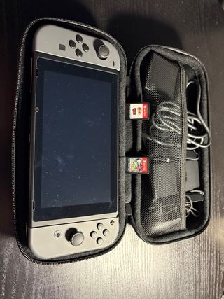 Nintendo Switch Gris + Dock TV + 2 juegos + funda