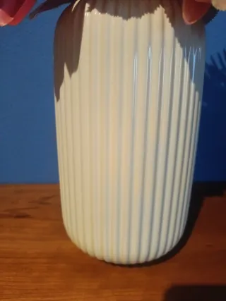 Jarrón beige con flores rosas  URGE VENTA MUDANZA