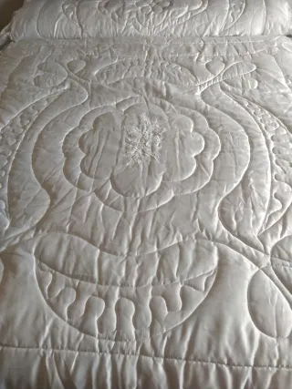 Colcha blanca bordada