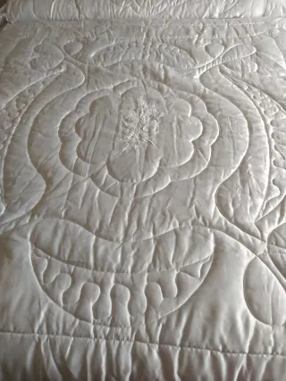 Colcha blanca bordada