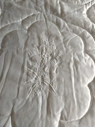 Colcha blanca bordada