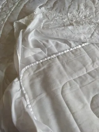 Colcha blanca bordada