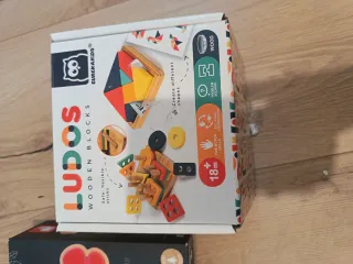 Juguetes educativos de madera para +18 meses.