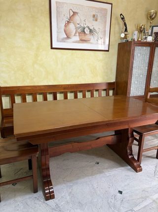 Tavolo allungabile in legno con sedie e panca