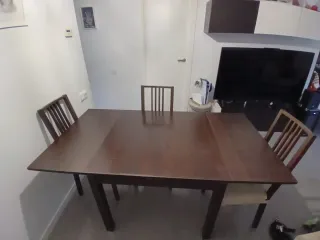 Mesa de comedor y 4 sillas de madera