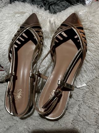 Zapatos dorados mujer destalonados elegantes