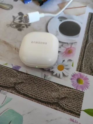 Estuche  carga Samsung Buds  SRM 510  Blanco.