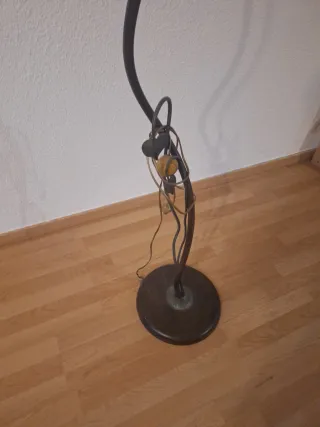 Lámpara de pie de metal y cristal