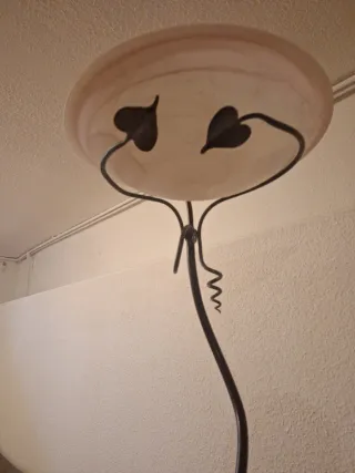 Lámpara de pie de metal y cristal