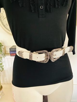 Cinturón blanco doble hebilla plateada