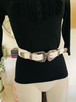 Cinturón blanco doble hebilla plateada