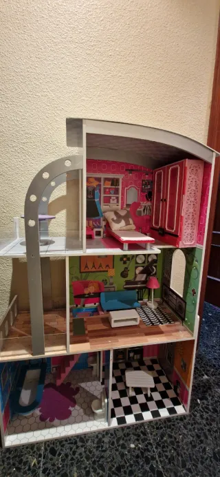 Casa de muñecas de madera