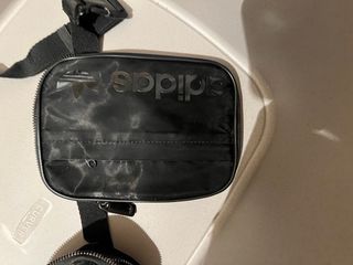 Riñonera Adidas negra con 2 bolsillos