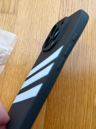 Funda iPhone 16 Pro Negra con Rayas