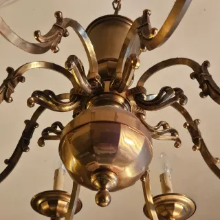 Lámpara de estilo clásico con 8 brazos.