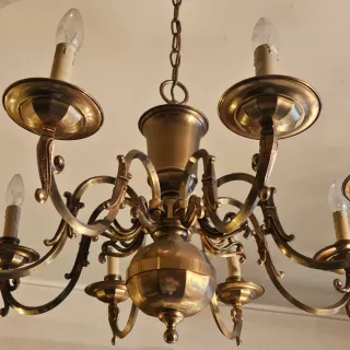 Lámpara de estilo clásico con 8 brazos.