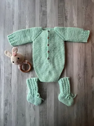 Conjunto pelele y patucos tejido