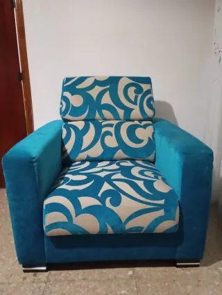 Sillón de tela azul y beige