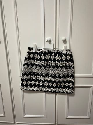 Falda negra y blanca, de fórmula joven. Talla 38.