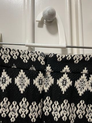 Falda negra y blanca, de fórmula joven. Talla 38.