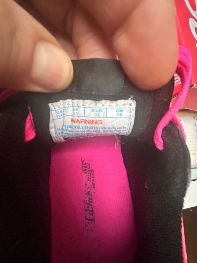 Zapatillas niña con ruedas negras y rosas