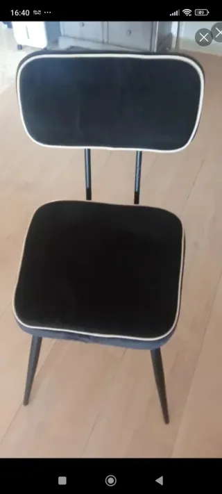 Silla de terciopelo negra