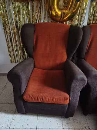 Sofá de tela marrón y naranja