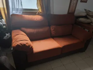 Sofá de tela marrón y naranja